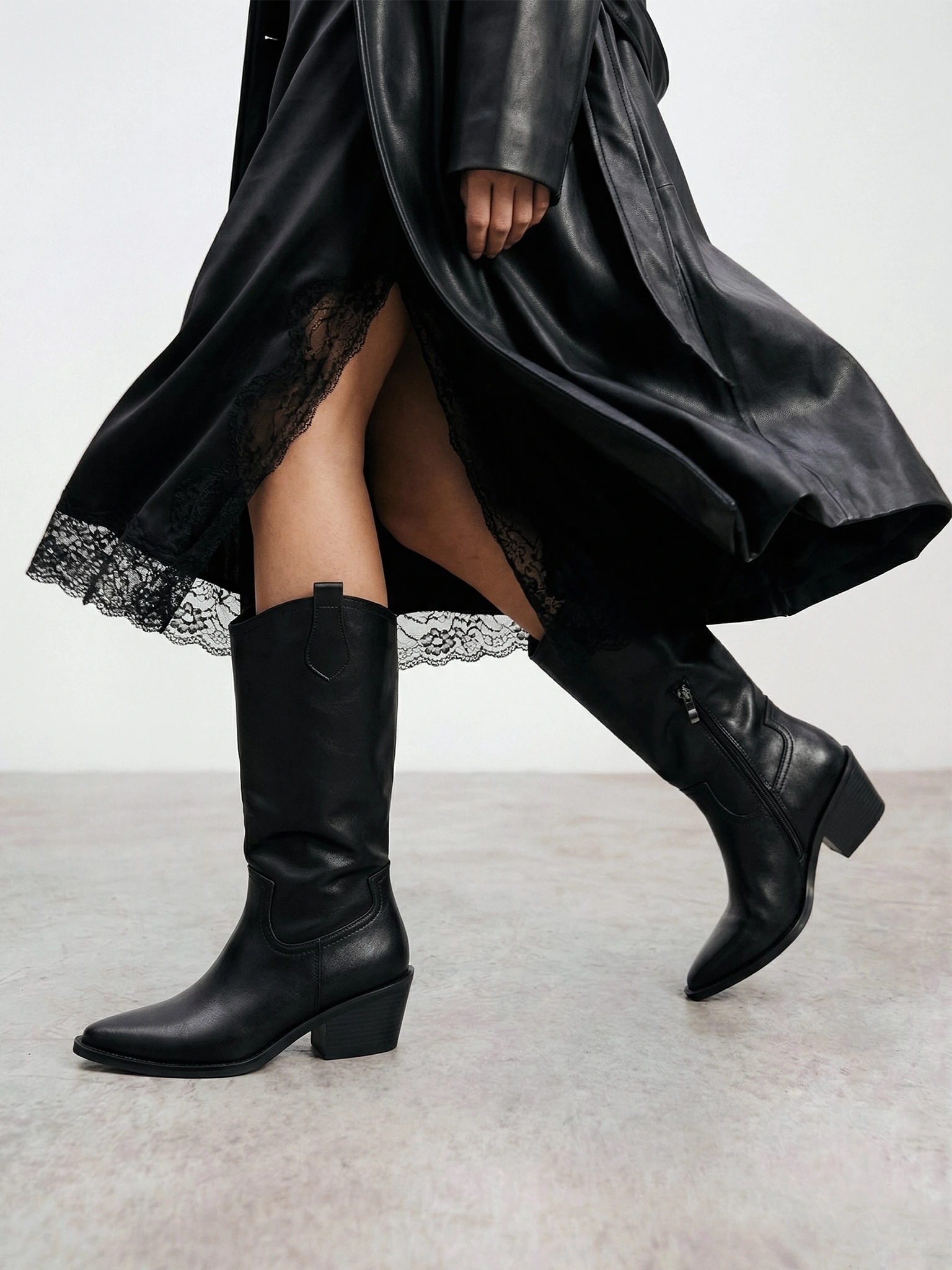 Сапоги-казаки черного цвета из натуральной кожи